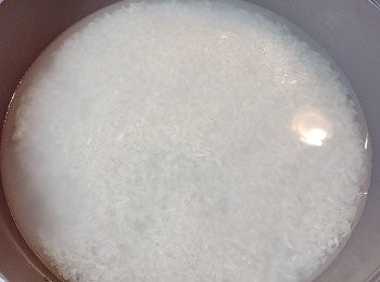 step2: 先把米洗淨放入鍋中，加入同等份量的水( 1.5杯米量杯）放置30分鐘 (可以令米更香軟)。