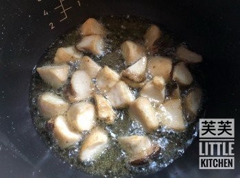 step2: 於鍋中熱油後，將杏鮑菇放入小火炸熟然後盛起。