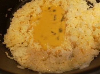 step6: 蛋液分成兩份，一份撈飯備用。鑊加少許油，加入飯，飯中心挖空倒入第二份蛋液，待蛋液開始凝固，跟飯炒勻。