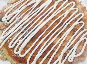 step11: 煎好之大阪燒放上碟上，塗上豬排醬/大阪燒醬和擠美乃滋，，再撒上紫菜絲及柴魚片即完成。