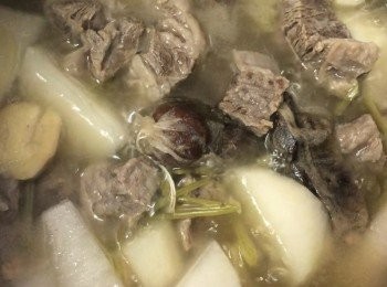 step8: 加入白蘿蔔燜約半小時（煮至蘿蔔軟稔）加少許鹽調味。