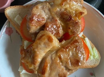 step5: 以平底鍋把方包烘成多士，再將椰菜沙律、蕃茄及豬排放於兩片多士中間即可。