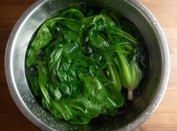 step2: 接著將菠菜下鍋汆燙熟後，馬上起鍋泡冰水備用。(Tips)