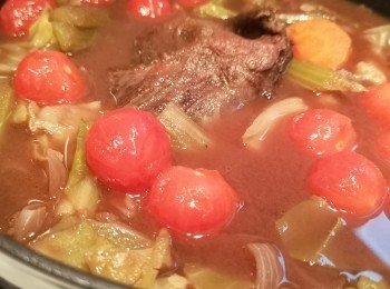 step8: 加入原粒車厘茄，紅酒蔬菜湯大約到牛肉面，如不足夠請加入上湯，再加入紅酒調味料。