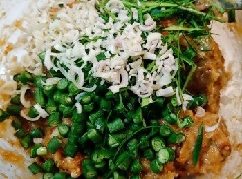 step5: 鯪魚肉加入魚露、胡椒粉、蒜蓉、椰糖、蛋黃、豆角粒、檸檬葉、紅咖哩醬和香茅拌勻，並順一個方向攪拌至起膠。