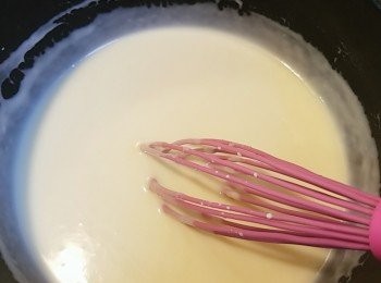 step5: 加入雞湯和奶用中火煮至醬汁濃稠。
