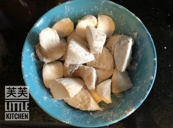 step1: 杏鮑菇洗淨後滾切成塊，用鹽及胡椒粉拌勻醃15分鐘。
倒入地瓜粉拌勻，等待2分鐘回潮。