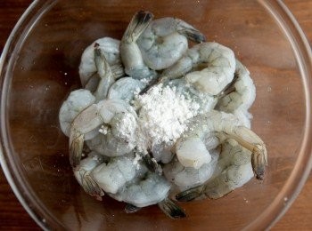 step2: 接著到入玉米粉，抓出黏性後備用。
