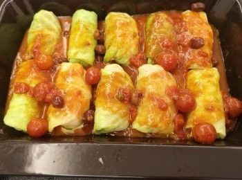 step6: 意粉醬、糖和水攪勻，將醬汁加入椰菜卷焗盤中，芝士碎隨意撒面