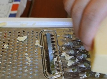 step1: 先將車打芝士磨成條