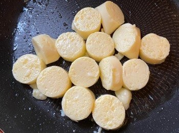 step2: 於平底鍋中熱油，把玉子豆腐煎至兩面金黃後盛起備用。