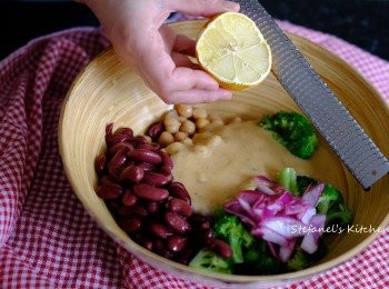 step5: 取放在冰箱內的檸檬用磨連皮及肉磨蓉，拌勻沙律即成