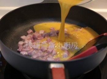 step1: 火腿扒一件切粒加少許鹽
少計油炒熟火腿粒
