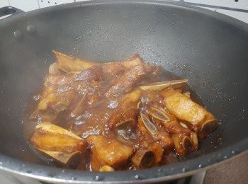 step7: 中途可開蓋翻炒一次， 同時一次查察水份； 如太乾時稍為添加。