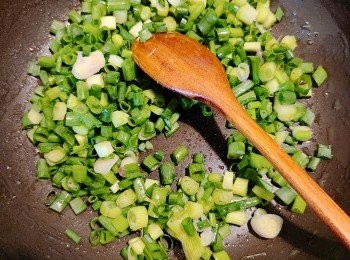 step8: 利用剛爆炒薑粒的鑊的餘温炒蔥粒。
飯開蓋後加入生蛋，放入薑粒和蔥粒，食時加入煲仔飯豉油調味即可。
