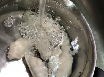 step3: 水滾後熄火，倒去熱水立即以凍水沖洗。