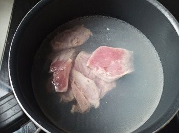 step2: 瘦肉切件後汆水備用