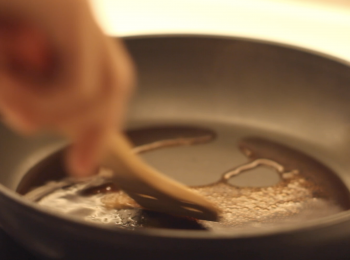 step3: 平底鍋細火下醬油、水和糖