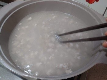 step8: 燒滾雞湯， 轉中火煮至滾起， 下肉碎煮熟， 其間用筷子將肉弄散