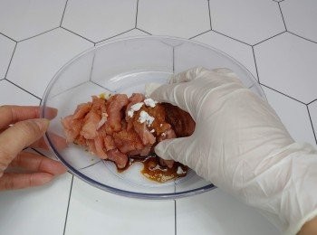 step4: 下醃料撈勻； 再下油攪拌均勻醃10分鐘