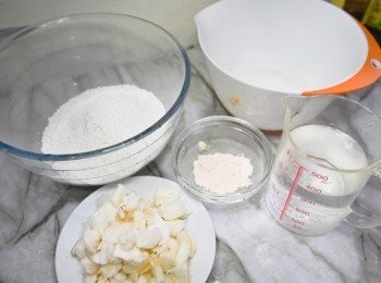 step2: 馬蹄粉⋯⋯250g
清水⋯⋯⋯400g
（開粉用）
紅糖/白砂糖⋯300g
清水⋯⋯⋯650g
（煮糖水用）
馬蹄⋯⋯約十粒
吉士粉⋯10g