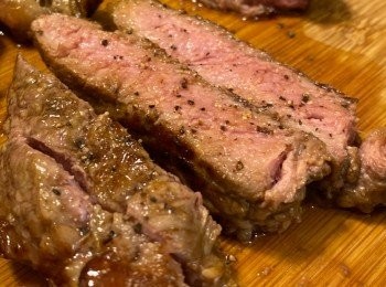 step2: 小朋友喜歡熟啲，就煎到7-9成熟。即係牛扒最厚位置由軟開始轉硬的狀態就ok。^~^