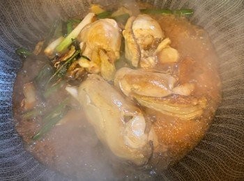 step6: 混合蠔油、水、糖，加入蠔中煮沸，炒匀，見汁略收，即成。