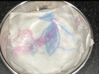 step3: 另外用一只細碟裝著一張整濕了的廚房紙(不用太多水，廚房紙濕就OK, 用來印濕餃子皮）