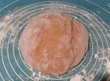 step2: 取出後放點粉在<span class="group_1">麵糰</span>表面