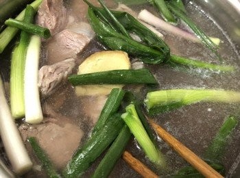 step2: 先將牛肋條洗淨，用薑片，蔥段冷水放入氽水後沖洗乾淨。