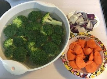 step2: 所有蔬菜洗淨切件, 乾蔥頭切絲, 蒜頭切片，西蘭花及甘筍先用滾水+半茶匙鹽+1湯匙油烚4分鐘, 瀝乾水備用