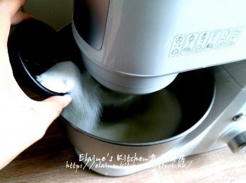 step4: 廚師機調較7度打至蛋白起泡 , 加入一半份量的白砂糖繼續打發
