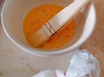 step14: 製作刷在麵包上面的蛋液，全蛋液30g，加5g的清水(比例是6:1)，刷在麵包上可令表皮金黄色。