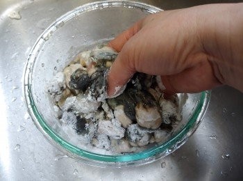 step2: 蠔仔加2大匙生粉撈勻