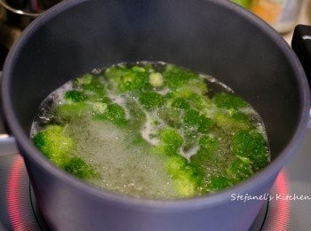 step1: 煲一煲滾水，下少許鹽，西蘭花切後下煲灼熟，瀝乾水份後，放入大碗內
