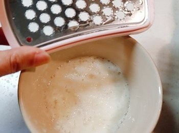 step3: 將鮮山藥去皮並磨成泥。