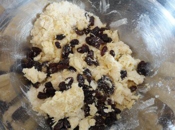 step2: 然後加入雞蛋和葡萄乾，拌勻成麵糰 （*如麵糰太乾，要加少許牛奶，如太濕，加點麵粉)