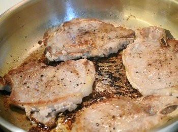 step10: 豬扒約每面反大概2-3次至整塊變金黃便可