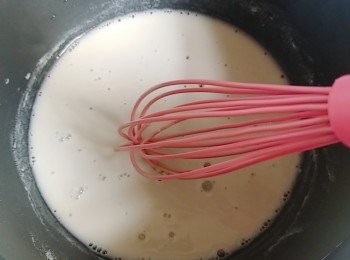 step1: [湯種]做法 : 先將12g高筋麵粉(要先過篩) +60g 水倒進一小鍋，用中慢火煮。一邊煮，一邊拌勻。慢慢會見到麵粉水越來越濃稠，再轉小火。