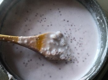 step1: 先將香芋蒸熟後去皮加入煉奶/牛奶/紫薯粉搓成芋泥備用（留一小部切粒不搓碎）