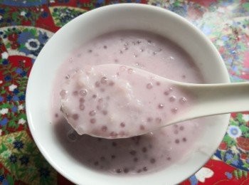 step3: 倒入椰漿/水/已混好的甜芋泥攪勻開小火煮加入冰糖（其間不時攪拌煲底免煮焦）