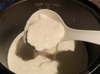 step2: 選取酸奶功能，等待8小時完成烹調。