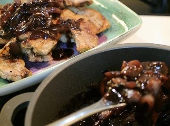 step11: 拿出豬扒後, 將洋蔥汁淋在豬扒上