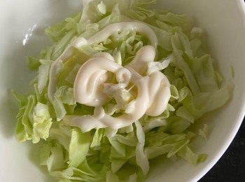 step2: 蕃茄洗淨切片，椰菜切絲洗淨匿乾水，以沙律醬拌勻備用。