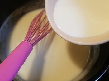 step6: 熄火後加入忌廉拌勻便成<span class="group_2">白汁</span>，備用。