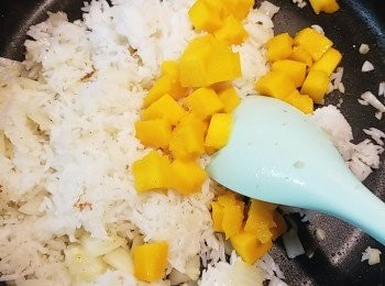 step11: 加入南瓜粒和白飯續炒。將白飯撥散並慢慢炒勻，用鏟背一邊按壓一邊炒飯粒，如是者炒至粒粒分明。