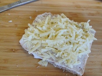 step6: 將已壓扁的方包放在沒有火腿的這塊方包上面, 再用砧板將它壓扁