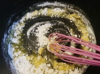 step3: 下麵粉，快速拌勻。