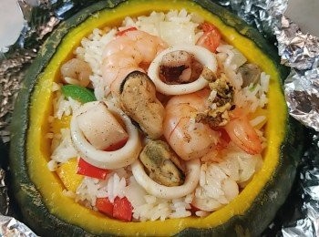 step14: 南瓜先盛入炒飯，中層淋上<span class="group_2">葡汁</span>，再盛入炒飯，再淋上<span class="group_2">葡汁</span>。