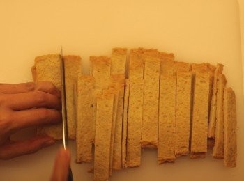 step1: 魚糕切成約 1cm 寛的條狀，